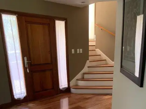 Casa 9 ambientes con 3 baños