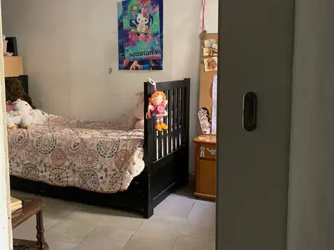 Casa odeal dos familias, 3 ambientes al frente y 4 ambientes contrafrente. a mts Gral Paz.