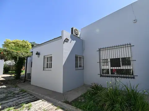 Casa en Alquiler con 2 cocheras