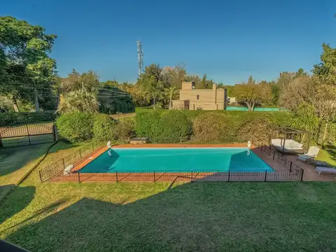 Casa parque 2000m2 Venta Barrio El Cazador piscina