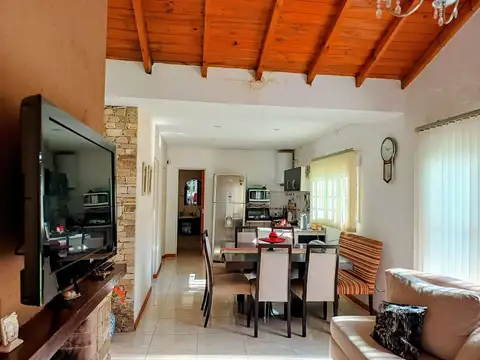 Casa 4 ambientes con 2 baños