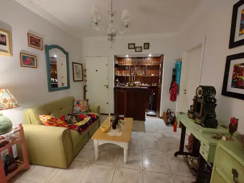 LA PERLA - Av Independencia 900 - 4 amb. con patio, cochera, lavadero, jardin inv. - IMPECABLE