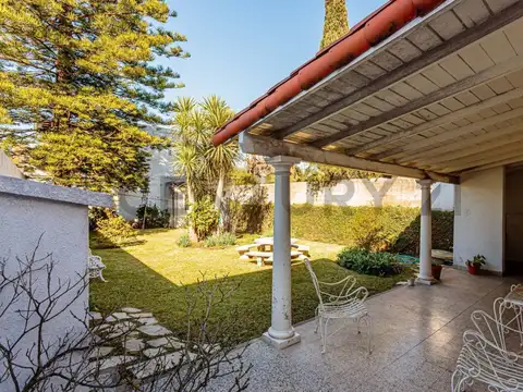 VENTA CASA 4 AMBIENTES EN HAEDO CON JARDIN