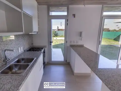 Casa 4 ambientes con 2 baños