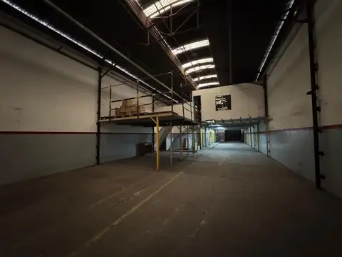 Galpón Industrial 879 m² - Oficinas - Baños y Vestuarios - Puente Grúa 2.000 Kilos - San Justo