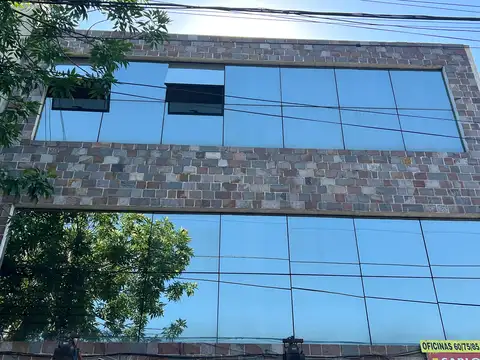 Martínez: Luminosa Oficina Al Frente. Gran Ventanal. Aire Acondicionado F/c. Excelente Estado.