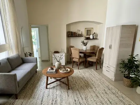 Venta de departamento de 3 ambientes con dependencia. Reciclado. Constitución