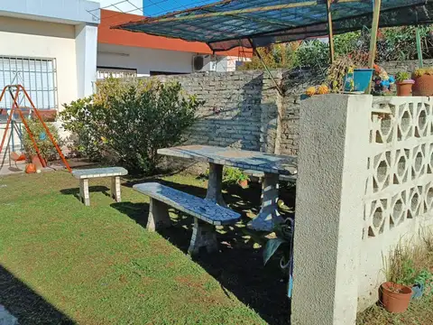 CASA 3 AMBIENTES MULTIFAMILIAR EN LOTE PROPIO CON JARDIN