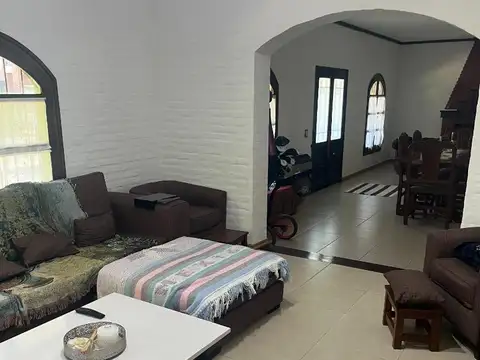 Casa 6 ambientes con 4 baños