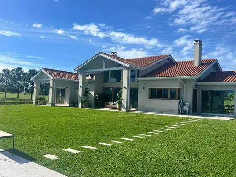 VENTA CASA CON VISTA AL LOGO , CHACRAS DE LA CRUZ