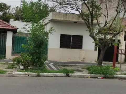 Casa en venta - 2 dormitorios 1 baño - 90mts2 - Lanús Oeste