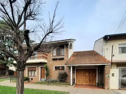 Casa 6 ambientes con 2 baños