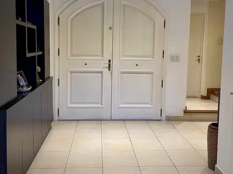 Casa 8 ambientes con 4 baños