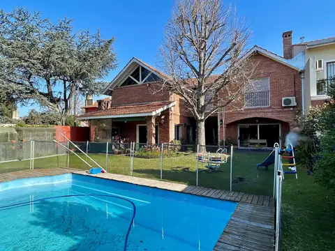 Retasada   Casa en Venta en excelente calle cortada.