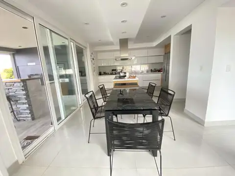 Casa en Venta con 4 cocheras
