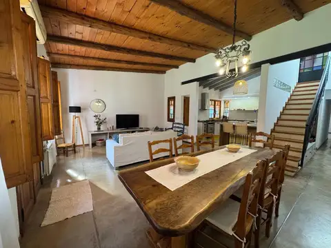 Casa 4 ambientes con 2 baños