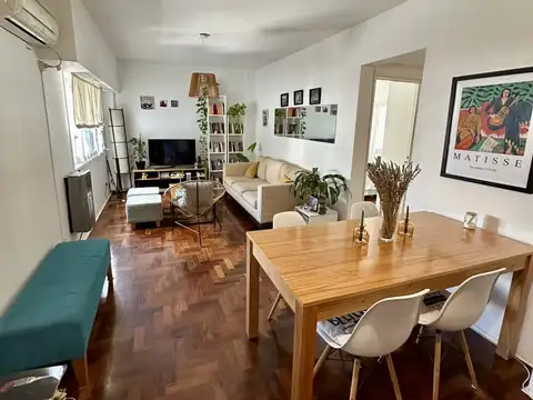 Luminoso 2 ambientes. Piso alto. Lleno de luz. Apto crédito. Impecable