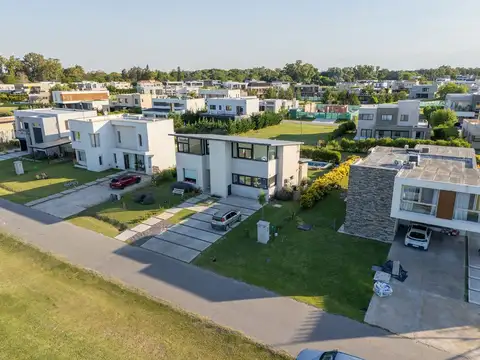 Casa en Venta en Countries y Barrios Cerrados en Berazategui, USD 550.000