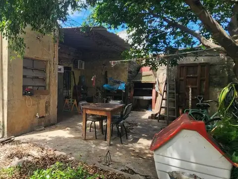 Casa 3 amb en venta en Lanús con cochera y patio