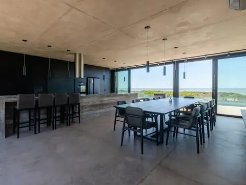 Casa 8 ambientes con 7 baños