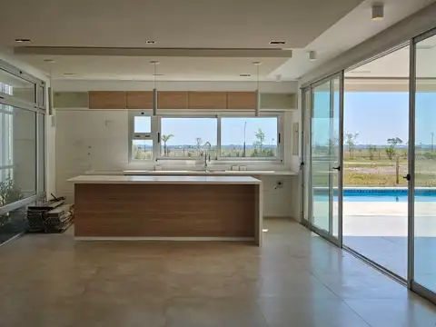 VENTA CASA 4 AMBIENTES BARRIO NATIVAS PUERTOS DEL LAGO