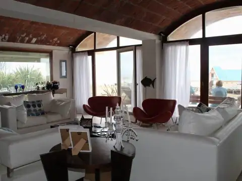 Casa 5 ambientes con 7 baños