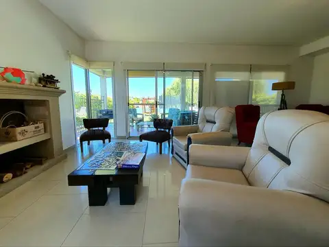 Casa en Alquiler Temporal con 3 cocheras