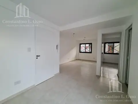 Oportunidad! Amplio 2 ambientes con patio y cochera