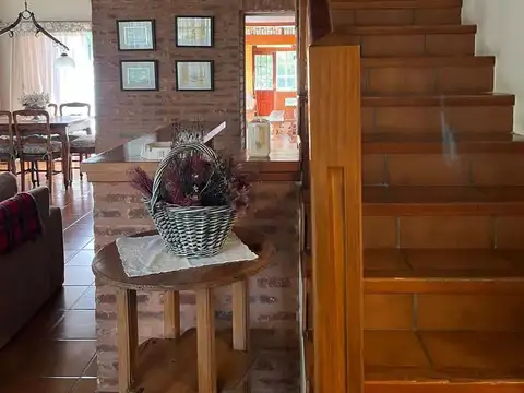 Casa en Alquiler con 2 cocheras