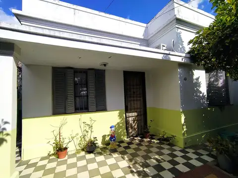 NUEVO VALOR - APTO CREDITO - Casa en esquina con 2 locales - Excelente ubicación