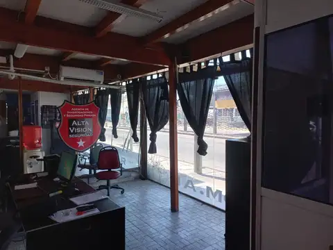 Excelente Edificio Corporativo 400 m2 cub. y playa 218 m2.