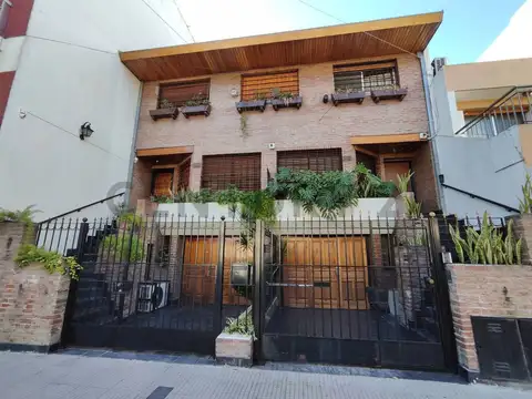 Venta de Dúplex de 6 ambientes en 3 niveles con amplio garaje