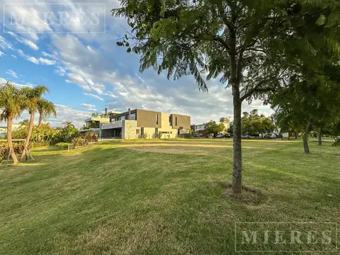 Lote en venta al RIO con financiación en el Yacht, Nordelta.