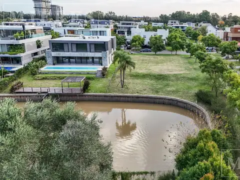 Lote en venta al RIO con financiación en el Yacht, Nordelta.