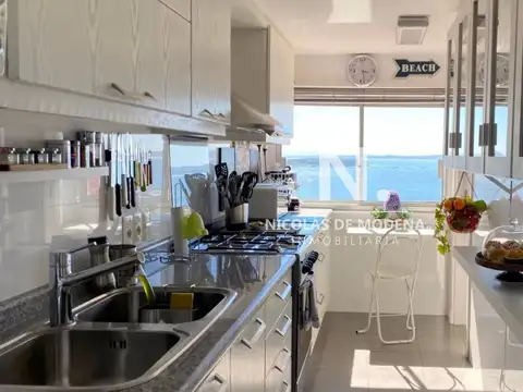 Vende departamento de 3 dormitorios, con excelentes amenities en edificio. Punta del Este.