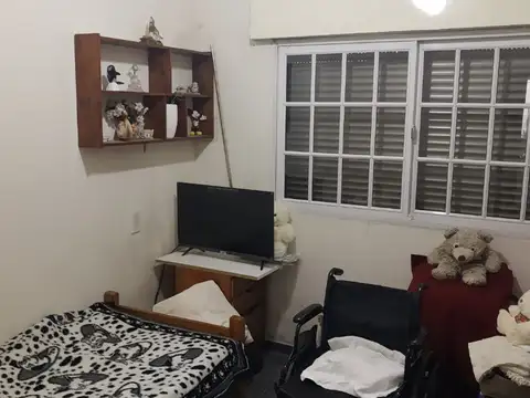 DEPARTAMENTO TIPO CASA, CON PATIO Y TERRAZA   DIVIDIDO EL LOTE EN 5 DEPARTAMENTOS 