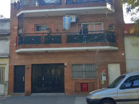 DEPARTAMENTO TIPO CASA, CON PATIO Y TERRAZA   DIVIDIDO EL LOTE EN 5 DEPARTAMENTOS 