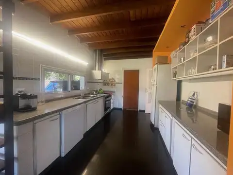 Casa 5 ambientes con 3 baños