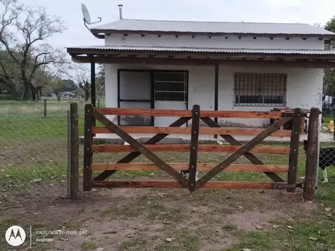 Casa amoblada en buen estado sobre amplio lote de 750 mts.