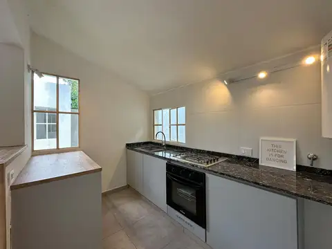 Casa de pasillo de 2 dormitorios con 2 baños y jardín en Arroyito