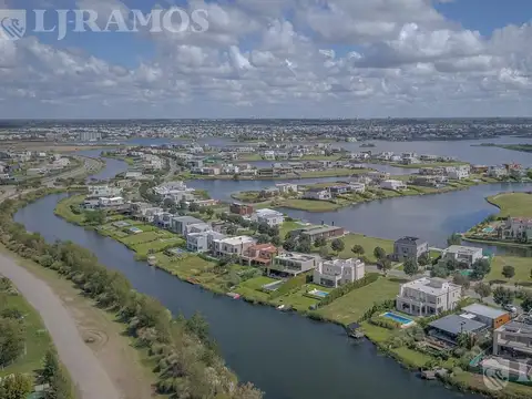 CASA A LAGUNA EN VENTA AMARRAS PUERTOS PG