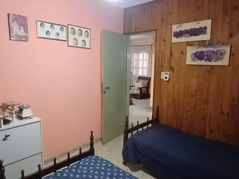 Casa de dos dormitorios cochera y patio