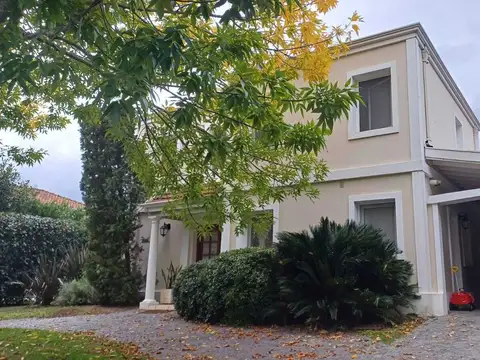 Casa Chalet  en Venta en Los Jazmines, Pilar del Este, Pilar