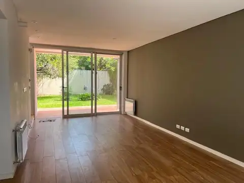 Casa en Alquiler con 2 cocheras