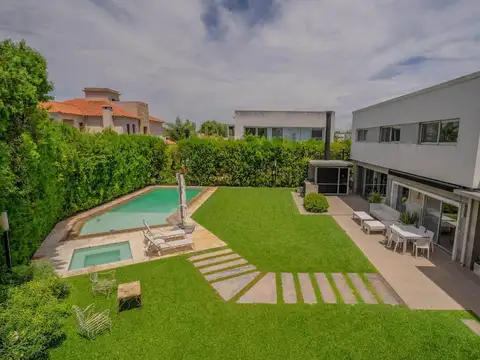 Casa en Barrio Los Troncos excelente estado