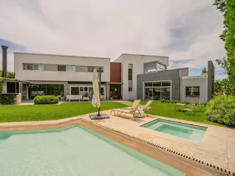 Casa 6 ambientes con 3 baños