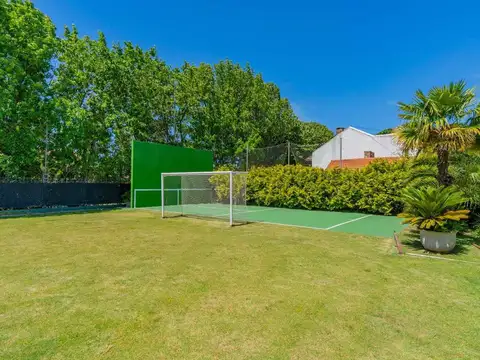 VENTA RESIDENCIA EN BARRIO LOS TRONCOS