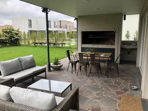 Casa 6 ambientes con 3 baños