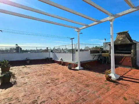 CASA TIPO DUPLEX 4 AMBIENTES COCHERA TERRAZA