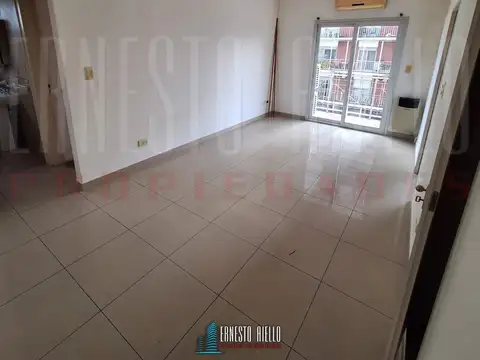 ALQUILER DEPARTAMENTO 2 AMBIENTES CON BALCÓN, COCHERA Y BAULERA, QUILMES CENTRO.